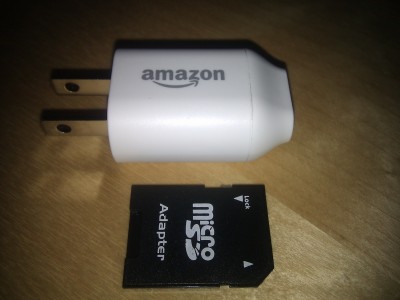 Carregador Amazon Kindle comparat amb una memòria SD